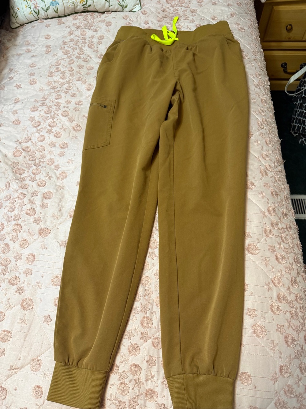 FIGS Martini Olive Zamora Jogger Scrub Pants – Size M (Neon Drawstring)